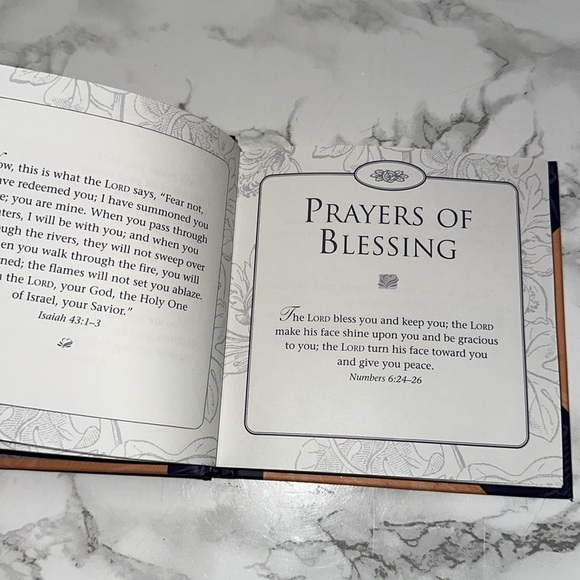Prayers for a Woman of Faith small Book - Picture 6 of 7